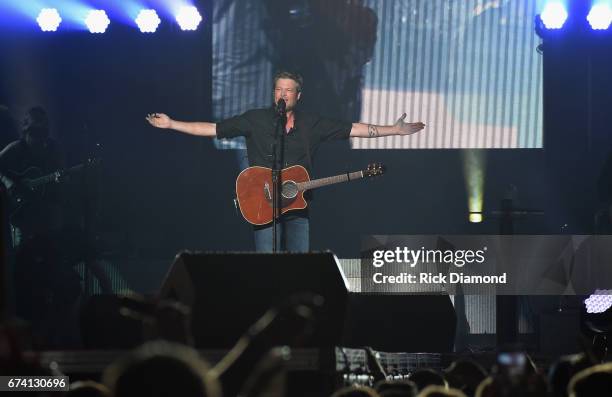 Singer/Songwriter Blake Shelton performs during Music And Miracles Superfest at Jordan-Hare Stadium on April 22, 2017 in Auburn, Alabama.