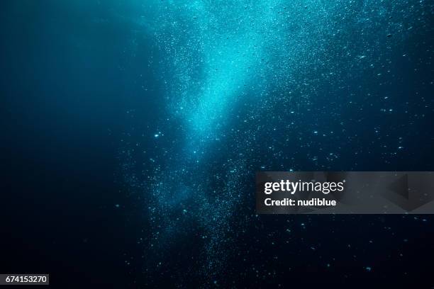 bubble in blue ocean - bajo fotografías e imágenes de stock