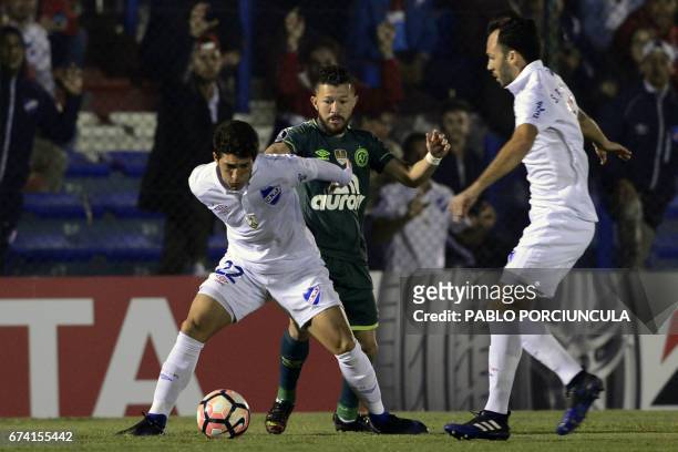 Uruguay's Nacional defender Luis Espino controls the ball marked by Brazil's Chapecoense midfielder Rossi during their Copa Libertadores 2017...