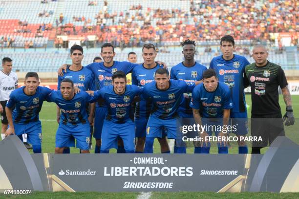 Venezuela's Zulia football team players pose before their Copa Libertadores 2017 football match held against Argentina's Lanus at the Pachencho...