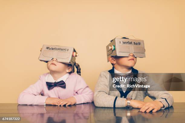 twee jonge nerds met virtual reality headsets - tijdmachine stockfoto's en -beelden