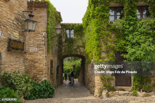 typical building of peratallada- bajo ampurdán- catalonia- spain - baix empordà foto e immagini stock