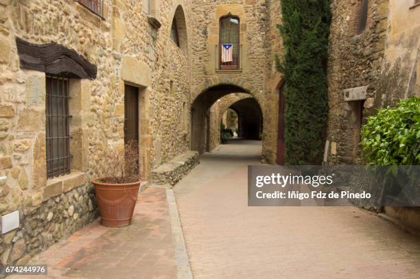 typical building of monells- bajo ampurdán- catalonia- spain - baix empordà foto e immagini stock