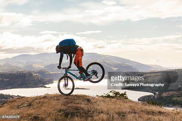 mountain bikers ride along columbia river. - adrenalin stock-fotos und bilder