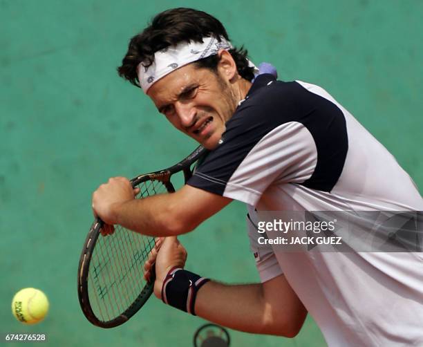 Spanish Galo Blanco reacts during his match against British Tim Henman on the third round of the French tennis open at Roland Garros in Paris, 28 May...