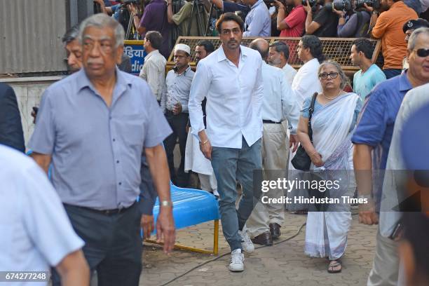 Bollywood actor Arjun Rampal during the funeral of actor Vinod Khanna, who passed away at the age of 70 due to cancer, at Worli cremation, on April...