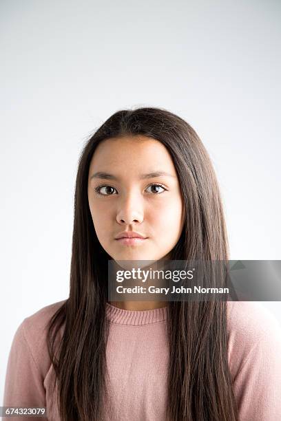 headshot portrait of preteen mixed race girl - ein mädchen allein stock-fotos und bilder