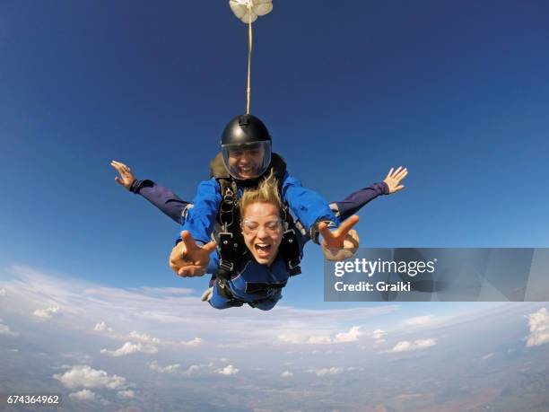 skydive tandem experience - parachutiste photos et images de collection