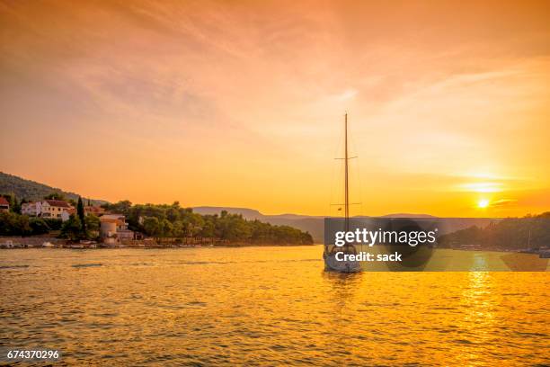 pôr do sol na baía de stari grad, hvar (croácia) - hvar - fotografias e filmes do acervo