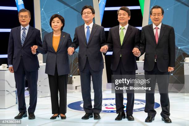 From left to right; Moon Jae-in, presidential candidate of the Democratic Party of Korea, and Sim Sang-jung, presidential candidate of the Justice...