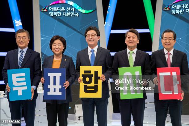 From left to right; Moon Jae-in, presidential candidate of the Democratic Party of Korea, and Sim Sang-jung, presidential candidate of the Justice...