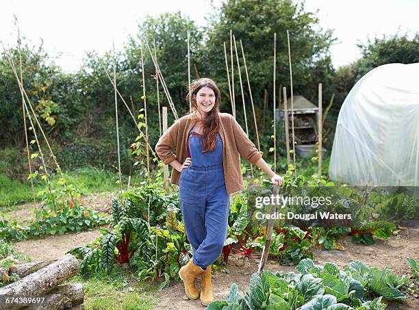 woman on allotment with spade. - self sufficiency fotografías e imágenes de stock