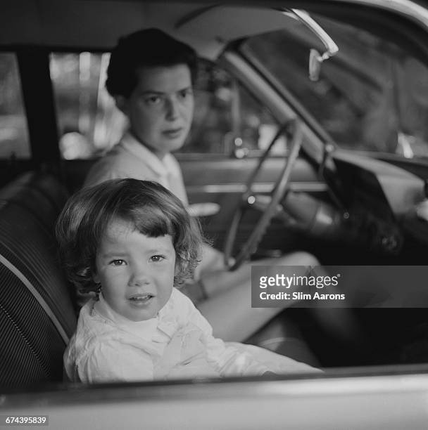 Rita Aarons, wife of photographer Slim Aarons, with their daughter Mary in Bedford, New York, circa 1960.