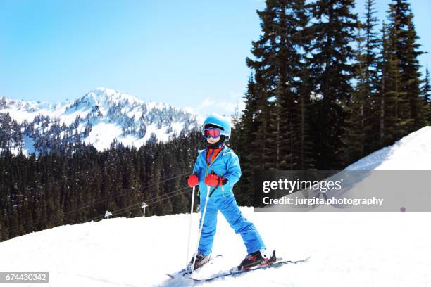 little boy on ski slope getting ready to ski - pantaloni da sci foto e immagini stock