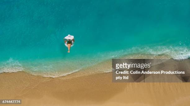 tropical escape - beach sand and water hawaii stock-fotos und bilder