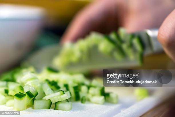 cucumber - menschliche hand 個照片及圖片檔