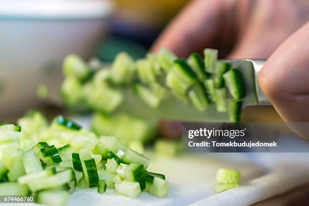 cucumber - menschliche hand 個照片及圖片檔