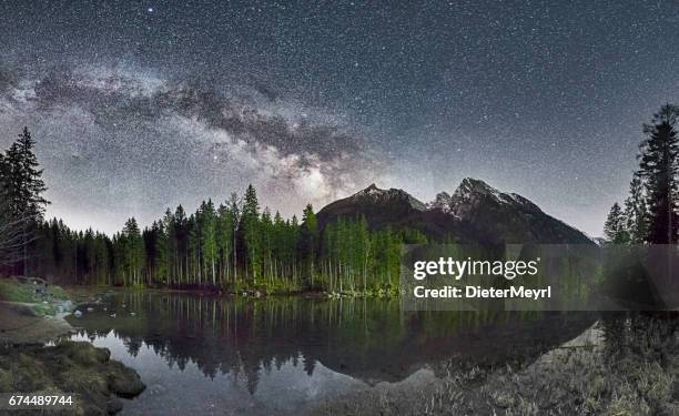 einsamen parkbank am see hintersee unter milky way - high dynamic range imaging stock-fotos und bilder