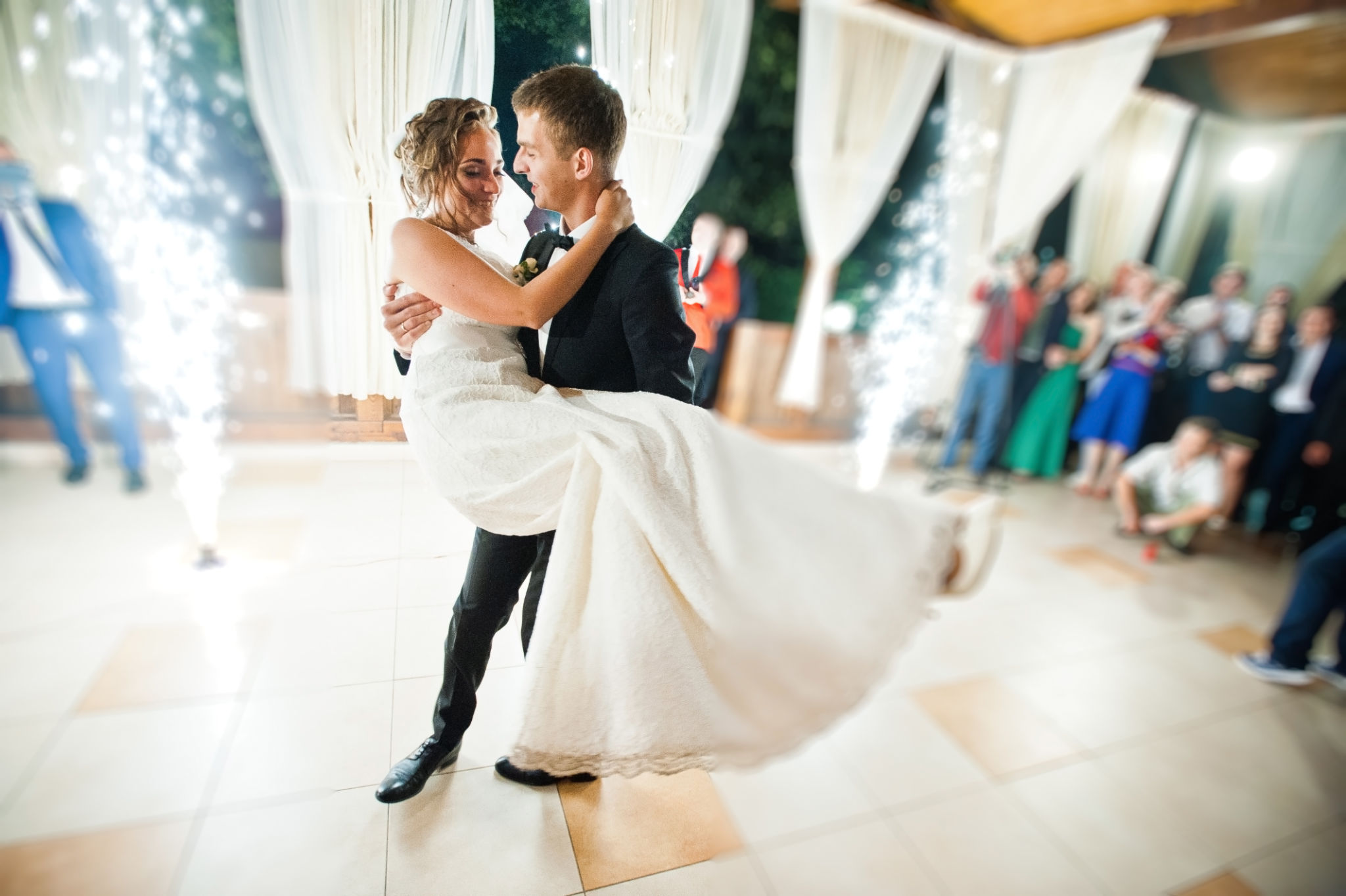wedding couple dancing