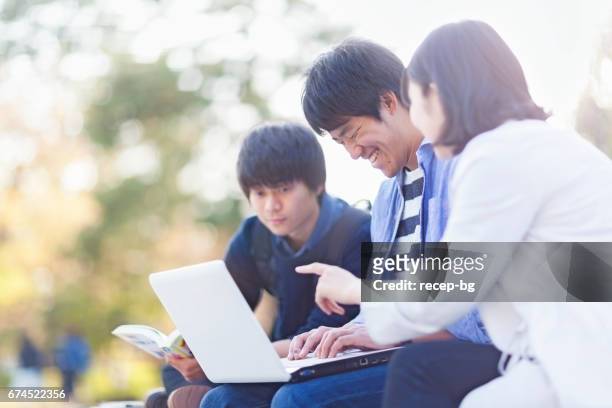 学生の集まり - 大学生　日本 ストックフォトと画像