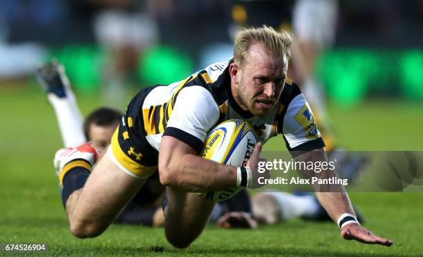 Dan Robson of Wasps breaks through to score his sides first try during the Aviva Premiership match between Harlequins and Wasps at Twickenham Stoop...