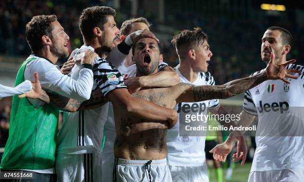 Daniel Alves da Silva of Juventus FC celebrates his goal with his team-mates during the Serie A match between Atalanta BC and Juventus FC at Stadio...