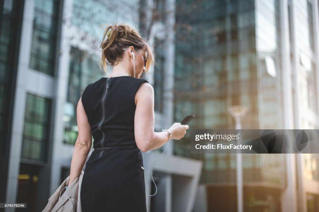 Femme d'affaires à envoyer des SMS sur son téléphone