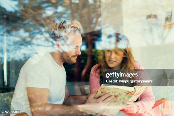 parlando di piani di matrimonio - wedding planning foto e immagini stock