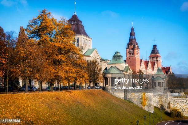 monumentale gebouwen in de dappere schachten, szczecin, polen - stettin stockfoto's en -beelden