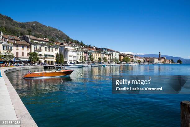 italy, lake garda, salo, waterfront promenade with boats - larissa veronesi bildbanksfoton och bilder