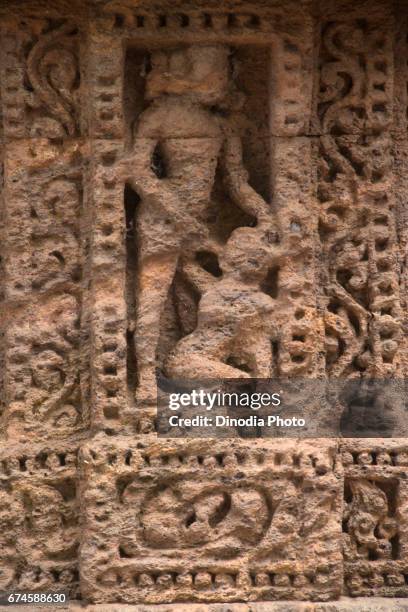 erotic sculpture on sun temple, konark, orissa, india, asia - konark temple foto e immagini stock