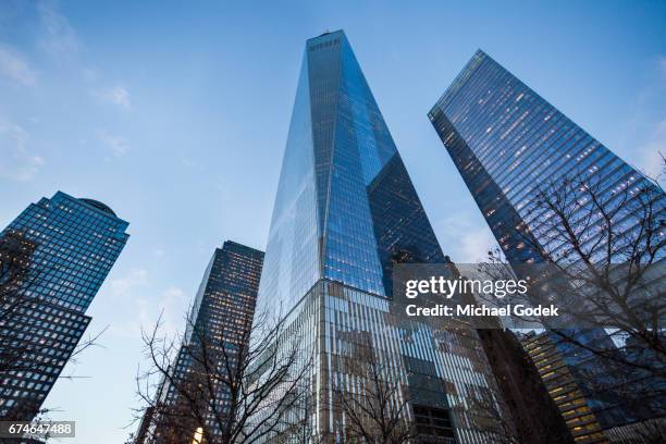 world trade center at dusk with vivid blue sky and reflections on glass - one world trade center fotografías e imágenes de stock