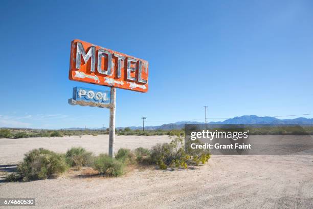 old motel sign. - motel stock-fotos und bilder