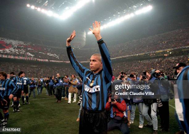 Milan 22 November 1997: Ronaldo of Inter Milan celebrates prior to the Serie A match between Inter Milan and Milan played at the "Giuseppe Meazza" in...