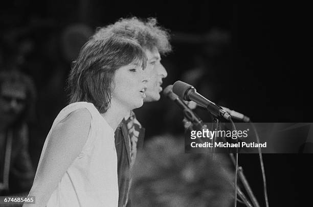American singer-songwriters Bob Dylan and special guest Chrissie Hynde of The Pretenders, performing at Wembley Stadium, London, 7th July 1984.