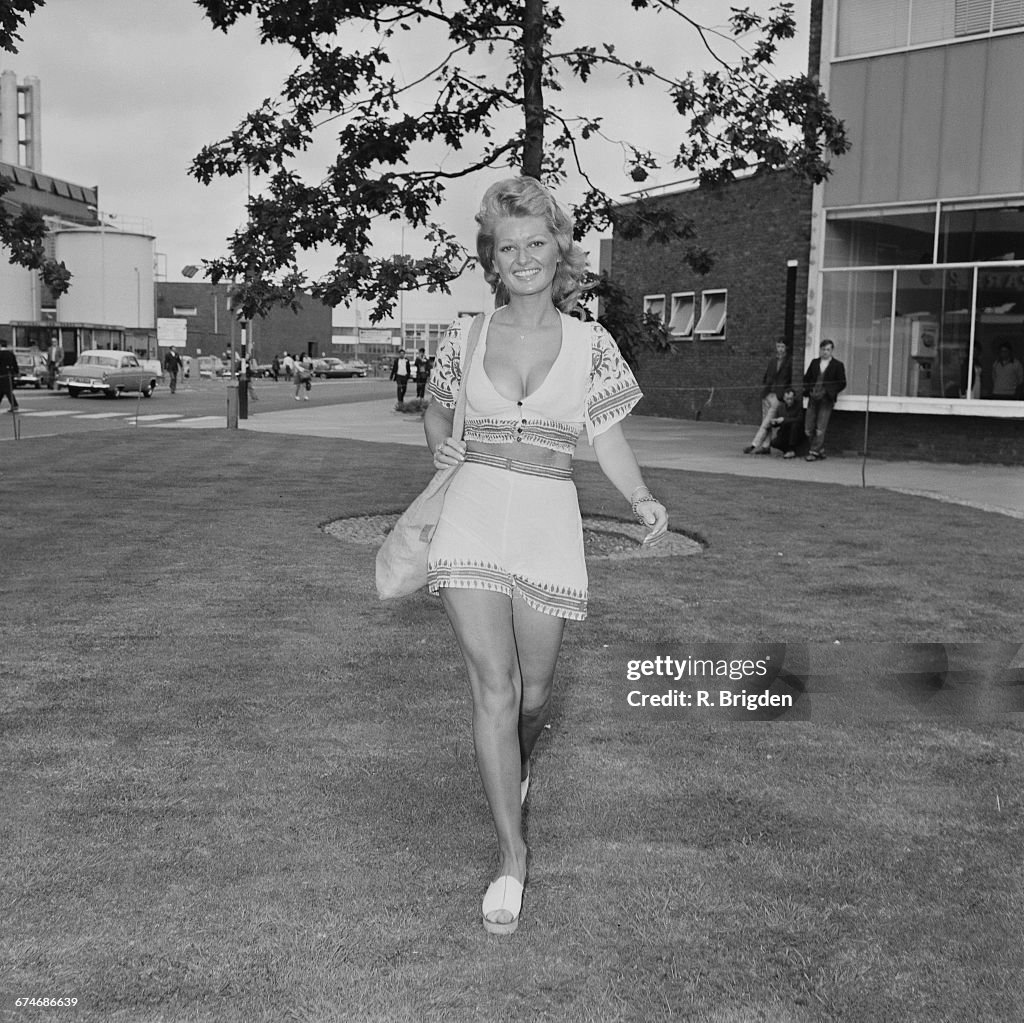 Stephanie Beacham