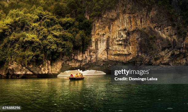 vung vieng village limestone gate - piedra caliza stockfoto's en -beelden