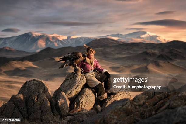 young woman eagle hunting from the altai moutains, mongolia - mongolian women 個照片及圖片檔