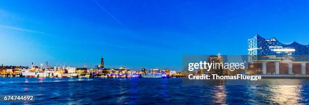 skyline von hamburg - hamburger hafen stock-fotos und bilder