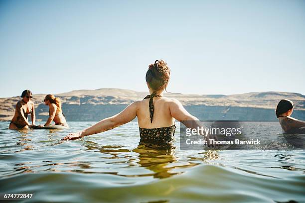 group of women playing in river - wading - fotografias e filmes do acervo