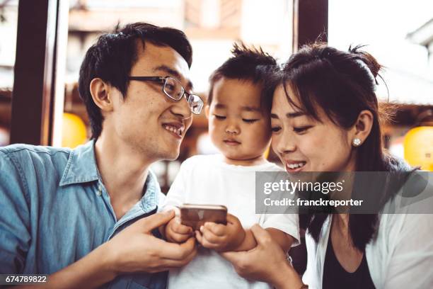 la madre y el hijo junto con el teléfono - showa period fotografías e imágenes de stock