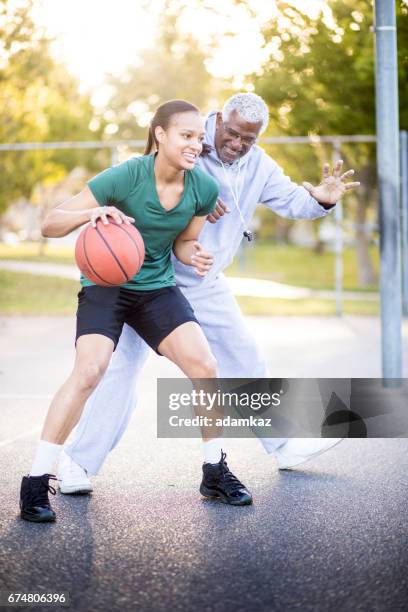 padre e hija jugando baloncesto - dribbling sport fotografías e imágenes de stock