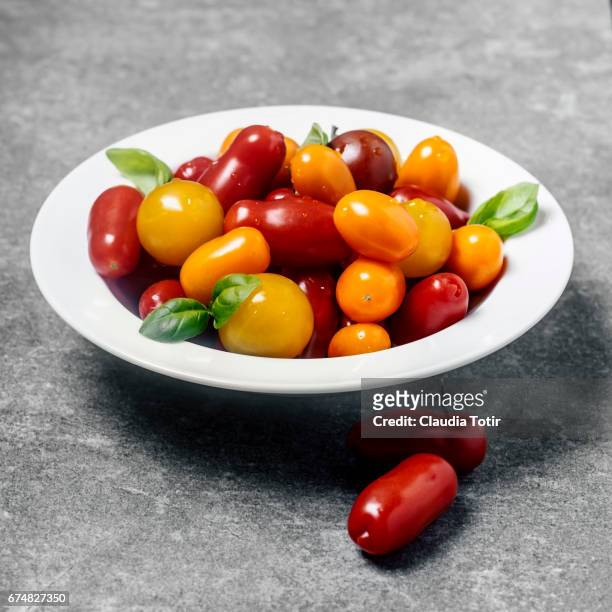 cherry tomatoes - cherry tomatoes stock-fotos und bilder