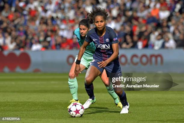 Laura Georges of Paris Saint-Germain runs with the ball during the Women's Champions League match between Paris Saint Germain and Barcelona at Parc...