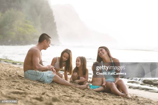 de familie vakantie hawaii op strand - fat guy on beach stockfoto's en -beelden