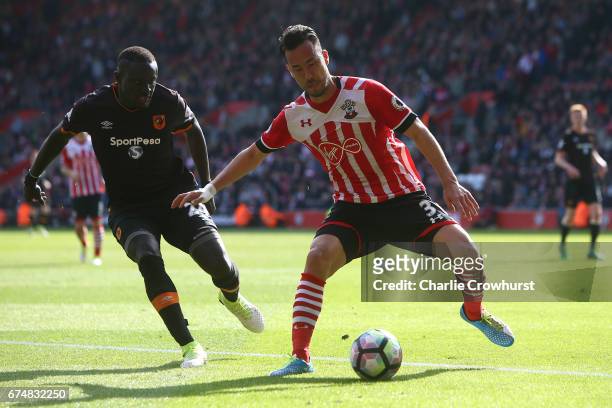 Maya Yoshida of Southampton is closed down by Oumar Niasse of Hull City during the Premier League match between Southampton and Hull City at St...