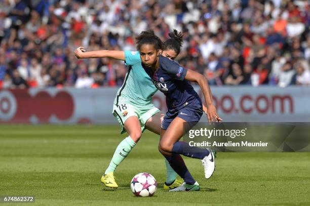 Laura Georges of Paris Saint-Germain runs with the ball during the Women's Champions League match between Paris Saint Germain and Barcelona at Parc...