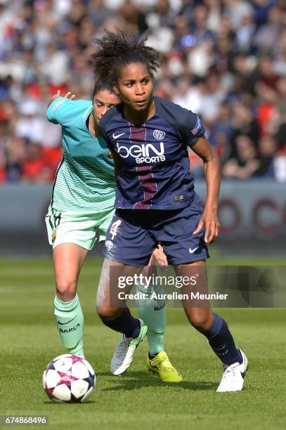 Laura Georges of Paris Saint-Germain runs with the ball during the Women's Champions League match between Paris Saint Germain and Barcelona at Parc...