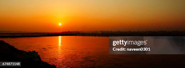 goldener sonnenuntergang auf ghats über fluss ganges, varanasi, indien - ghat stock-fotos und bilder