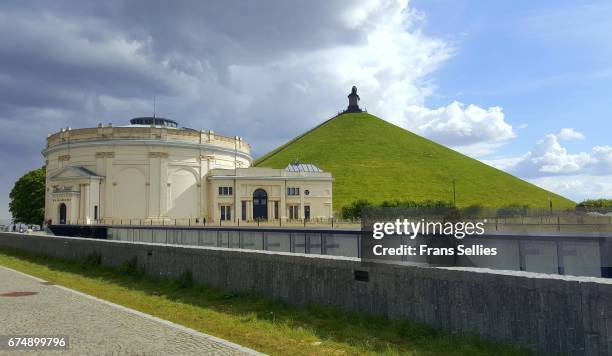 the lion's mound and rotunda at waterloo battlefield, belgium - waterloo rotunda stock pictures, royalty-free photos & images